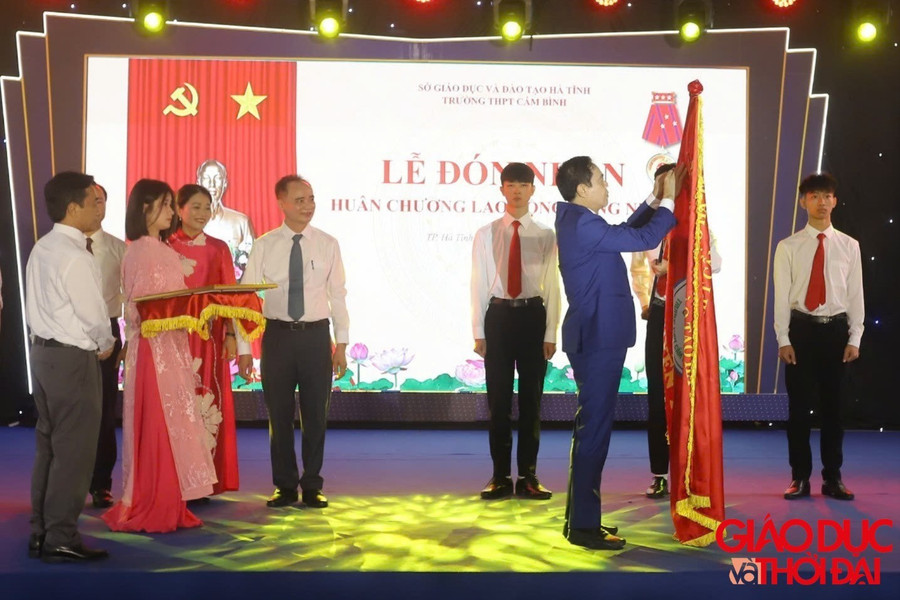 Thừa ủy quyền của Chủ tịch nước, Chủ tịch UBND tỉnh Hà Tĩnh Võ Trọng Hải trao Huân chương Lao động hạng Nhất cho Trường THPT Cẩm Bình. 6-8666.jpg