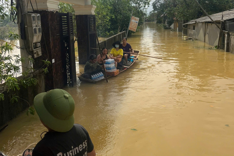 Dù nhà ngập sâu, anh Thảo vẫn tham gia lực lượng dân quân xã, cùng đồng đội đi cứu trợ, tiếp tế lương thực cho bà con vùng lũ. 64641375123578669212.jpg