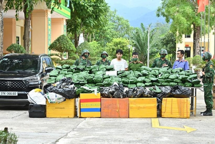 Phạm Ngọc Duy bị bắt giữ cùng tang vật.