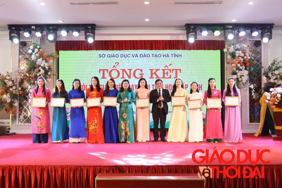 10 giáo viên đạt giải Nhất được vinh danh tại buổi lễ.