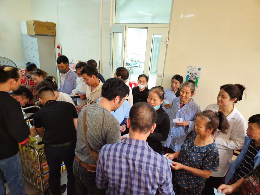Báo GD&TĐ kết nối tặng nhiều suất cơm và quà cho bệnh nhân chạy thận ở Hà Tĩnh 