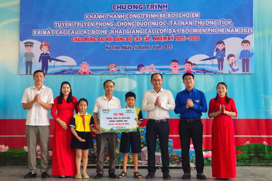 Ngân hàng BIDV - Chi nhánh Hà Tĩnh tài trợ công trình bể bơi trị giá 100 triệu đồng. 22.jpg