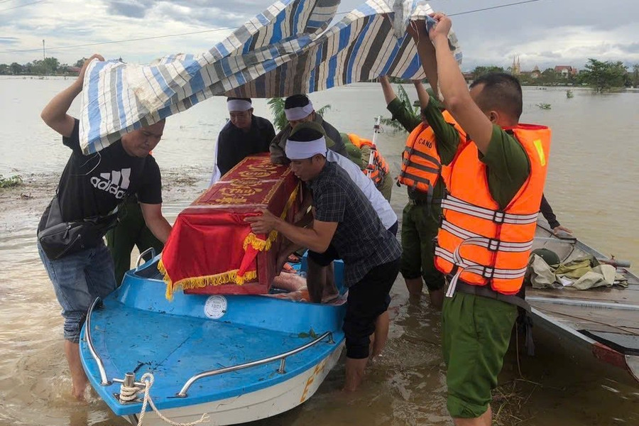Tại Đức Minh, Công an xã không chỉ tiếp tế mà còn hỗ trợ sơ tán người dân ra khỏi vùng nguy hiểm, thậm chí dùng xuồng máy vượt dòng nước xiết để giúp gia đình đưa thi thể người thân đi an táng theo nguyện vọng. 6.jpg