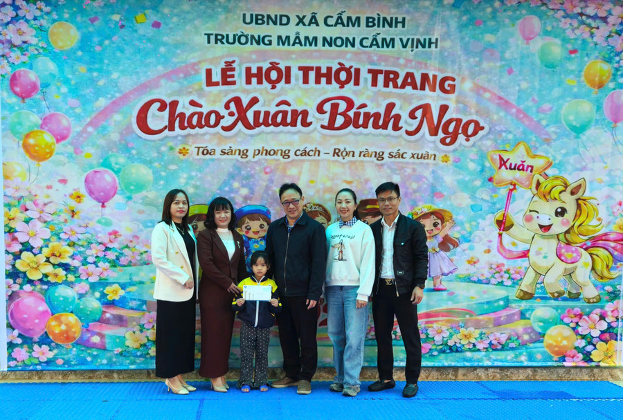 Trường Albert Einstein Hà Tĩnh trao quà đến hoàn cảnh học sinh khó khăn ở xã Cẩm Bình.