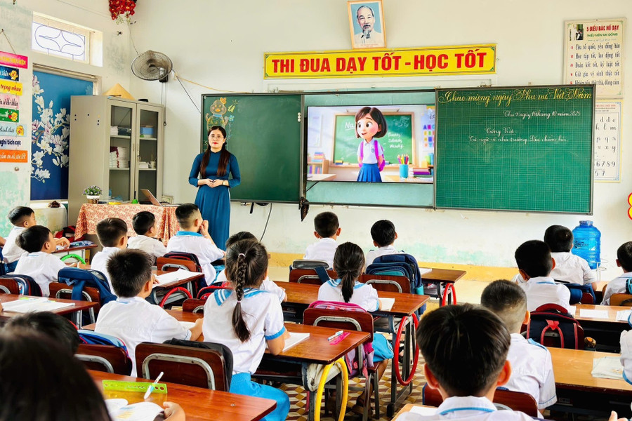 Giáo viên ở Hà Tĩnh sử dụng công nghệ vào giảng dạy.