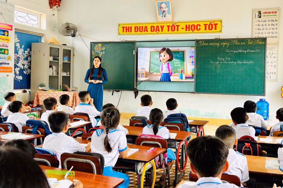 Giáo viên ở Hà Tĩnh sử dụng công nghệ vào giảng dạy.