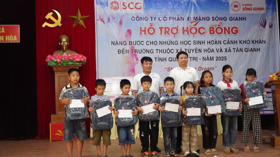 Công ty Xi măng Sông Gianh trao 60 suất quà trị giá 90 triệu đồng gồm tiền mặt và ba lô SCG đến các em học sinh. 6.jpg