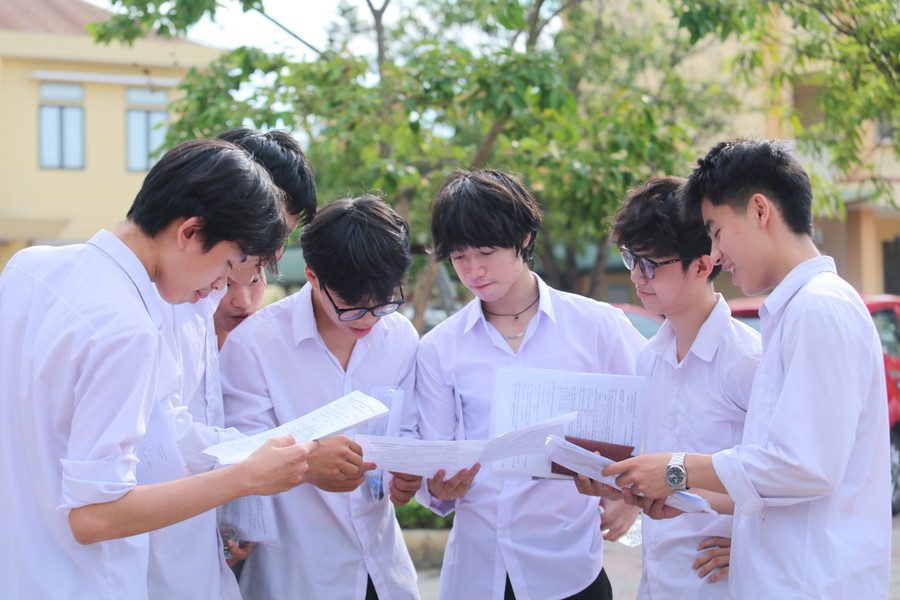 Các thí sinh trao đổi kết quả sau khi rời phòng thi. 4i7a0549.jpg