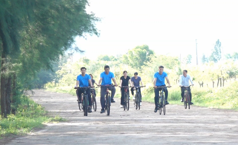 Nhân viên Công ty Formosa Hà Tĩnh đạp xe thể dục trên cung đường xanh sau giờ tan ca.