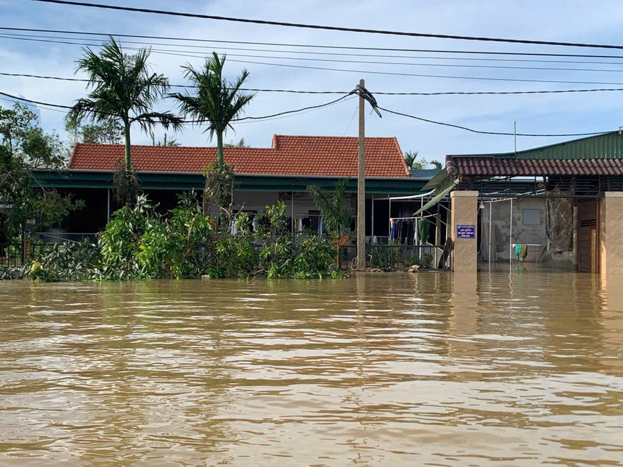 Tương tự, xã Đức Quang cũng chìm sâu trong biển nước. Tuyến độc đạo dẫn vào các làng mạc vẫn ngập sâu, đồng ruộng, nhà cửa bị nhấn chìm. 10.jpg