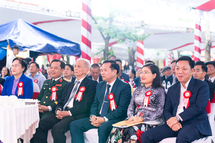 Delegierte, die an der Feier teilnehmen. sangstudio.jpg