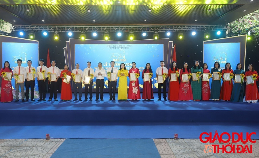 Tuyên dương các tập thể, cá nhân điển hình tiên tiến của nhà trường giai đoạn 2020 – 2025. 66-4196.jpg