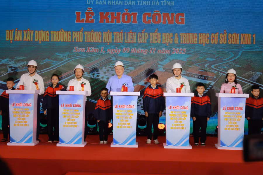 Phó Thủ tướng Thường trực Chính phủ Nguyễn Hòa Bình cùng các đại biểu ấn nút khởi công Trường Phổ thông nội trú liên cấp Tiểu học và THCS Sơn Kim 1.