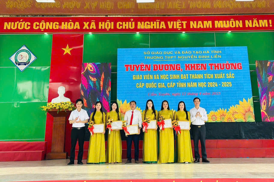 Đại diện Sở GD&ĐT tỉnh Hà Tĩnh chúc mừng các giáo viên Trường THPT Nguyễn Đình Liễn đạt thành tích xuất sắc cấp quốc gia, cấp tỉnh năm học 2024-2025. a4c8cd06793bcc65952a.jpg