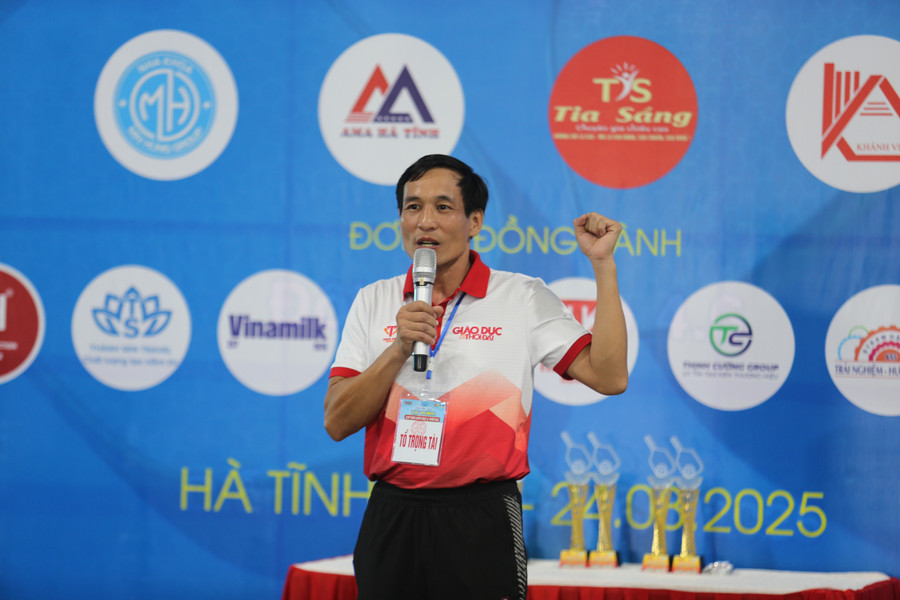 Thầy Hồ Lý Nam đại diện tổ trọng tài tuyên thệ điều hành các trận đấu công tâm, khách quan. 8.jpg