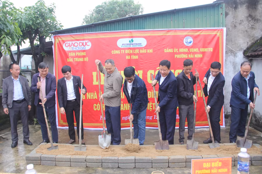 Các đại biểu thực hiện nghi thức khởi công xây dựng nhà nhân ái cho anh Nguyễn Tiến Đô.