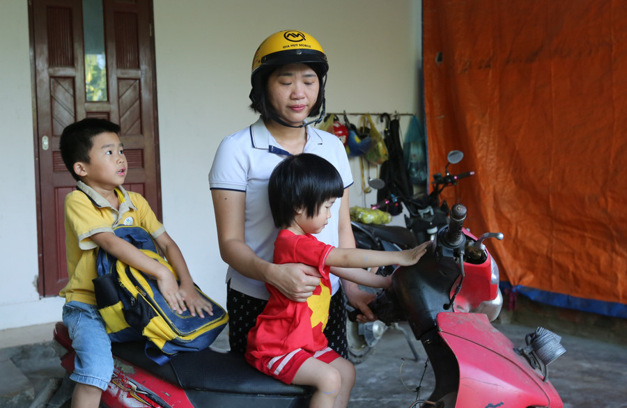 Chị Thanh ước nguyện có phép màu giúp chồng chị bệnh tình tiến triển, để con đường đến trường của những đứa con không bị dừng giữa chừng. 6-4119.jpg