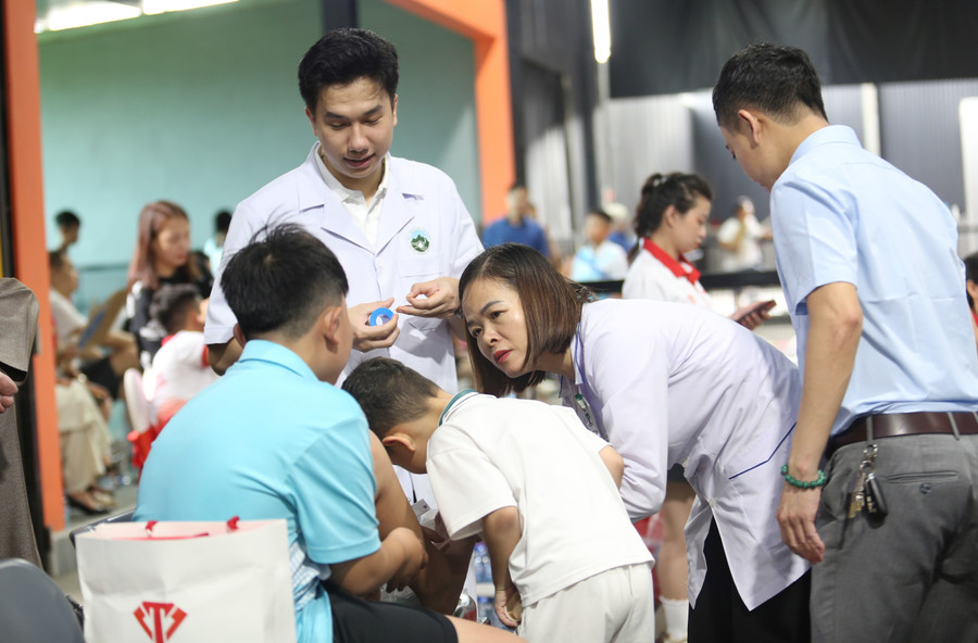 Các nhân viên y tế tại sân thi đấu sẵn sàng hỗ trợ các VĐV dù chấn thương nhỏ. 20.jpg