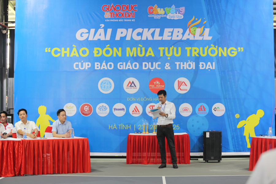 Ông Nguyễn Văn Dũng – Trưởng Văn phòng đại diện Báo GD&TĐ khu vực Bắc Trung Bộ, Trưởng BTC phát biểu khai mạc Giải đấu. 6.jpg