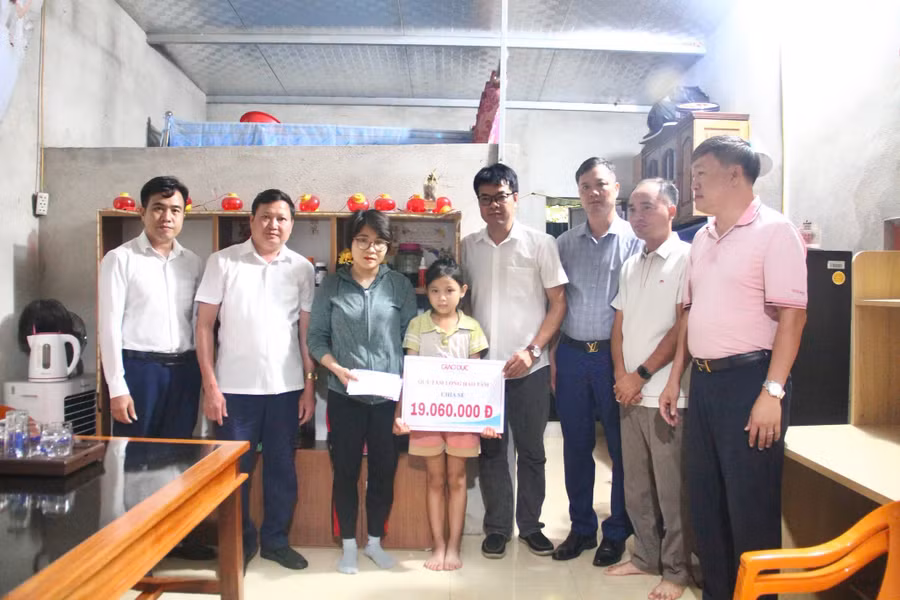 Sau buổi làm việc, đại diện Báo GD&amp;TĐ, xã Sơn Hồng cùng nhà tài trợ trao quà bạn đọc, các nhà hảo tâm đến hoàn cảnh khó khăn trên địa bàn.