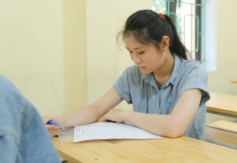 Em Nguyễn Thị Thanh Nhàn kiểm tra lại các thông tin tại điểm thi. (Ảnh T.H) nhan.jpg