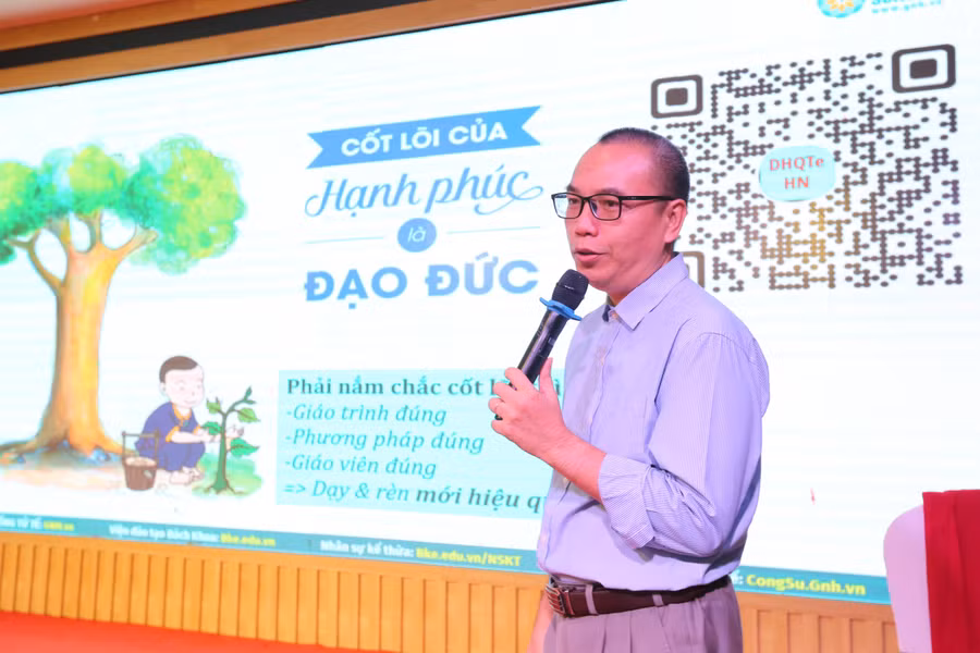 Diễn giả Trần Việt Quân chia sẻ những năng lượng tích cực đến giáo viên, phụ huynh ở Hà Tĩnh.