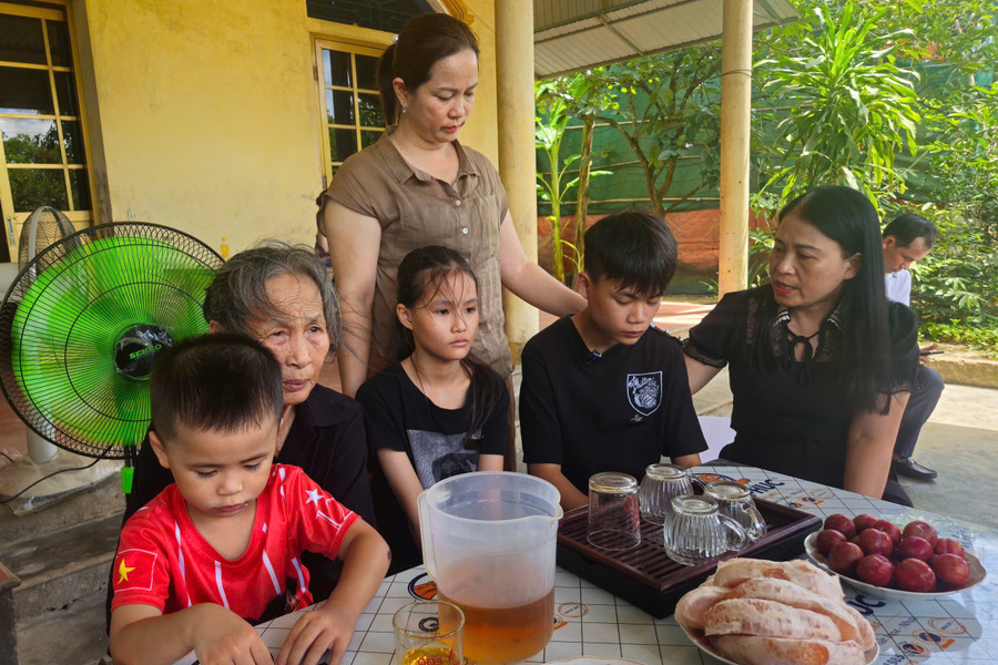 Hoàn cảnh đáng thương của 3 cháu luôn nhận được sự quan tâm, động viên của thầy cô giáo. 66.jpg