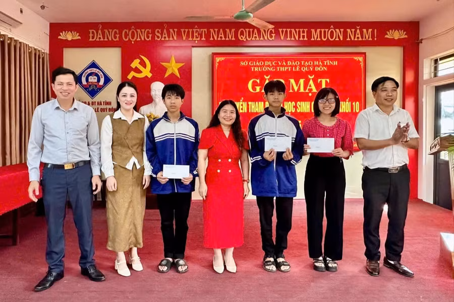 Khen thưởng cá nhân và tập thể đạt thành tích trong kỳ thi HSG tỉnh. 88.jpg