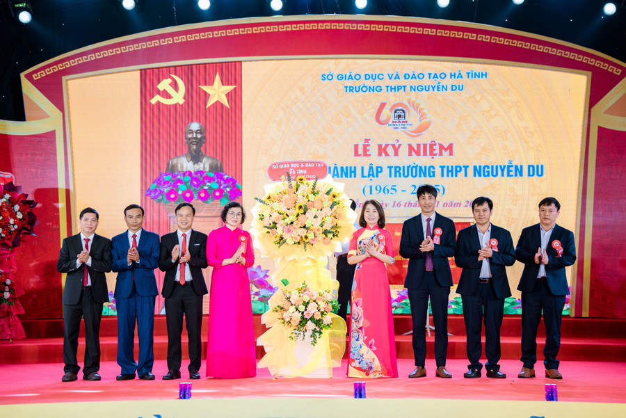 Vertreter des Bildungs- und Ausbildungsministeriums der Provinz Ha Tinh überreichten der Schule Blumen, um ihr zu gratulieren. 5.jpg