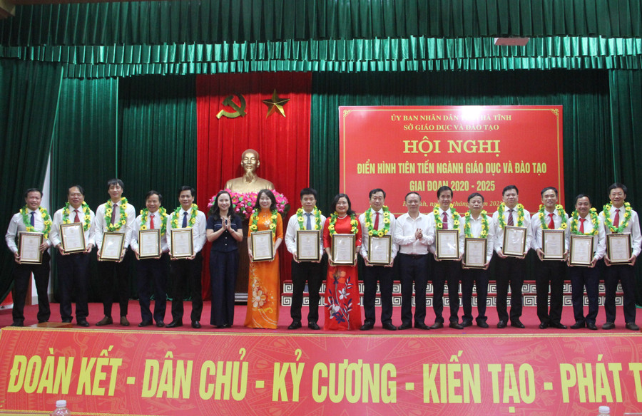 Những cá nhân xuất sắc được vinh danh tại hội nghị. 5.jpg