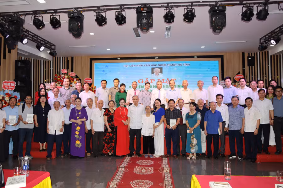 Đại biểu chụp ảnh lưu niệm tại buổi lễ.