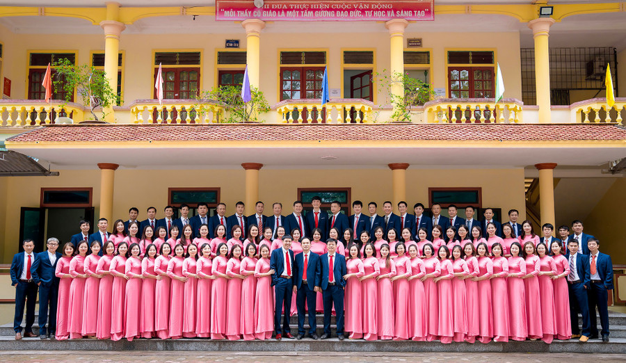Lehrpersonal der Dong Loc High School. image.jpg