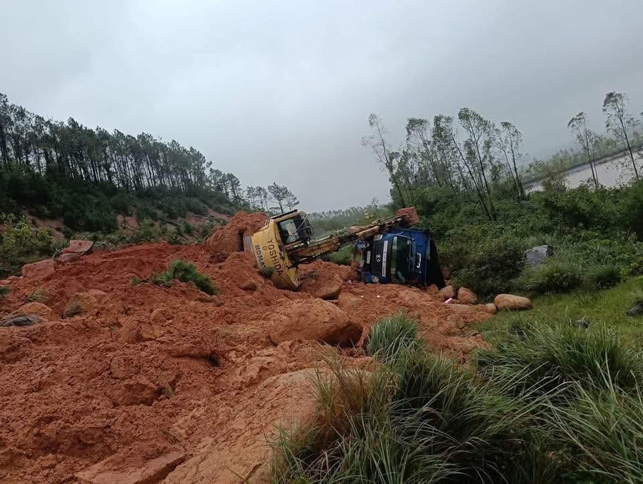 Hiện trường vụ sạt lở ở Hà Tĩnh khiến 2 công nhân bị thương. (Ảnh: K.A)