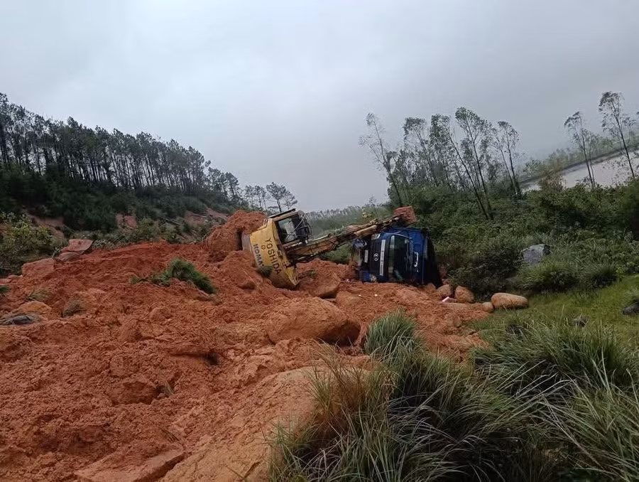 Hiện trường vụ sạt lở ở Hà Tĩnh khiến 2 công nhân bị thương. (Ảnh: K.A)