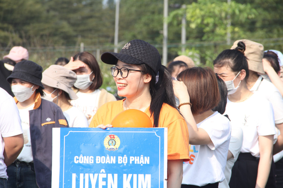 Các nữ lao động vui tươi khi tham gia hoạt động chào mừng ngày 8/3. img-3080.jpg