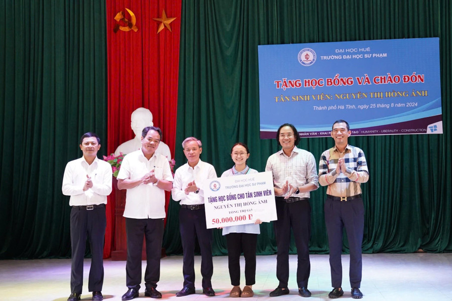 Lãnh đạo tỉnh Hà Tĩnh, Đại học Sư phạm (Đại học Huế) trao học bổng cho em Nguyễn Thị Hồng Ánh.