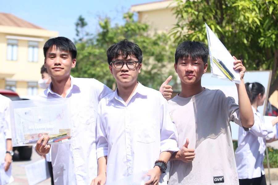 Ba bạn học tự tin về bài làm sáng nay của mình. 19.jpg