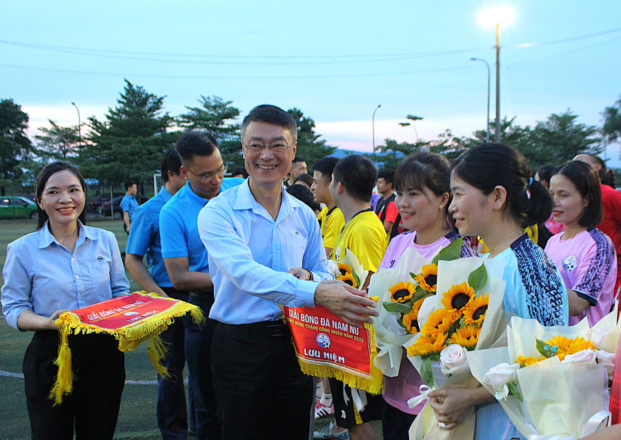 ...và tặng hoa, trao cờ lưu niệm cho các đội bóng tham gia. 3.jpg