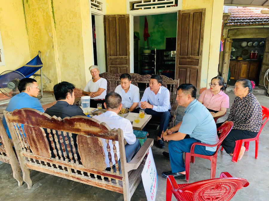 Đại diện Báo GD&TĐ cùng chính quyền địa phương tới thăm hỏi và trao quà cho gia đình Hải Đăng. 1.jpg