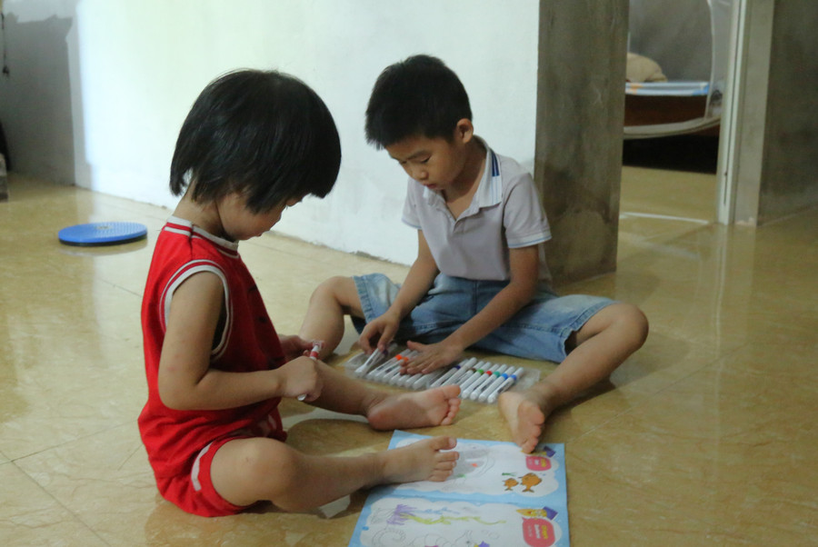 Những đứa con của vợ chồng anh Huấn dù chưa hiểu chuyện nhưng rất ngoan ngoãn. 4-5616.jpg
