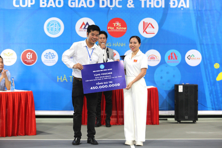 Bà Võ Tuyết Mai, Phó Giám đốc Nha khoa Mai Hùng Group trao biểu trưng Voucher trị giá 450 triệu đồng cho các VĐV tham gia giải đấu. 10.jpg