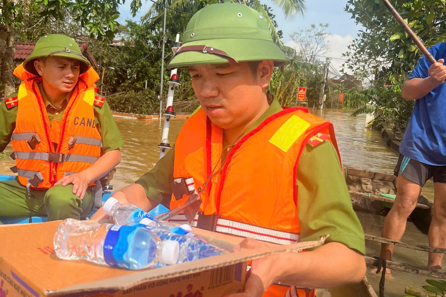 Trước tình hình khẩn cấp, chính quyền các xã đã huy động tối đa lực lượng Công an, quân sự, dân quân cùng ca nô, xuồng máy liên tục vận chuyển mì tôm, nước uống, bánh kẹo… đến các hộ bị cô lập. 223980297802199698922.jpg