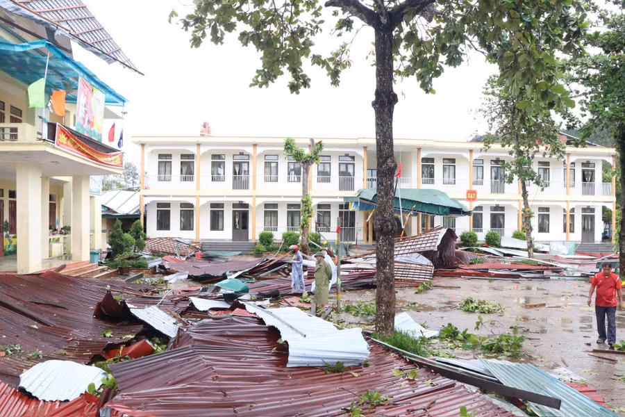 Trường học ở xã Thượng Đức (Hà Tĩnh) bị bay hết mái tôn.