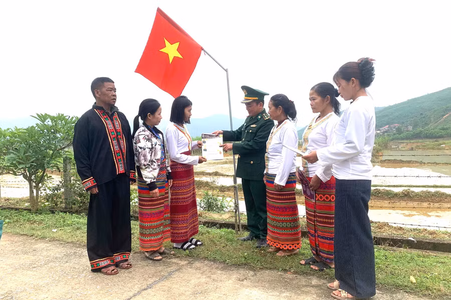 Cán bộ tuyên truyền quyền bầu cử đến đồng bào dân tộc Chứt ở bản Rào Tre.