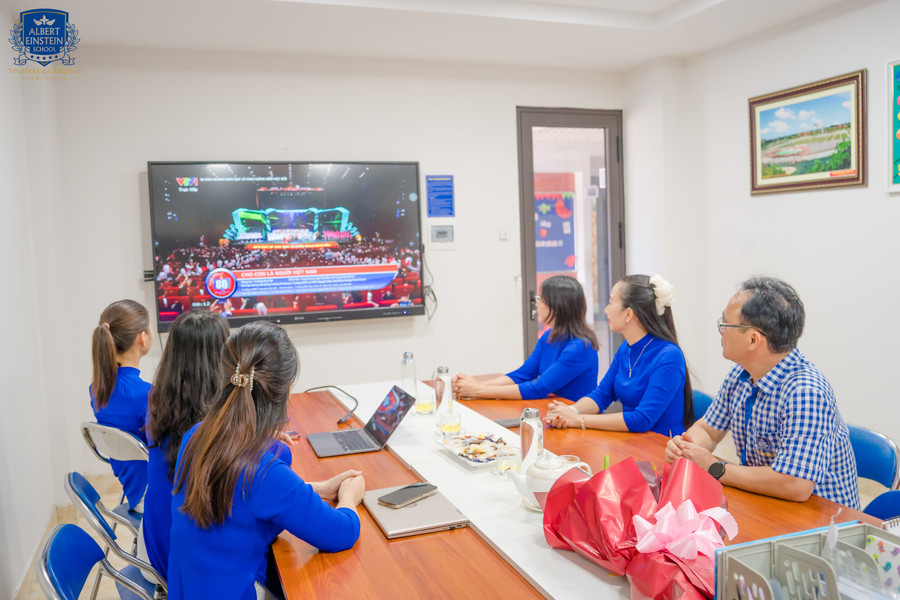 Học sinh và giáo viên nhà trường cùng theo dõi lễ khai giảng trực tuyến. dsc06171.jpg