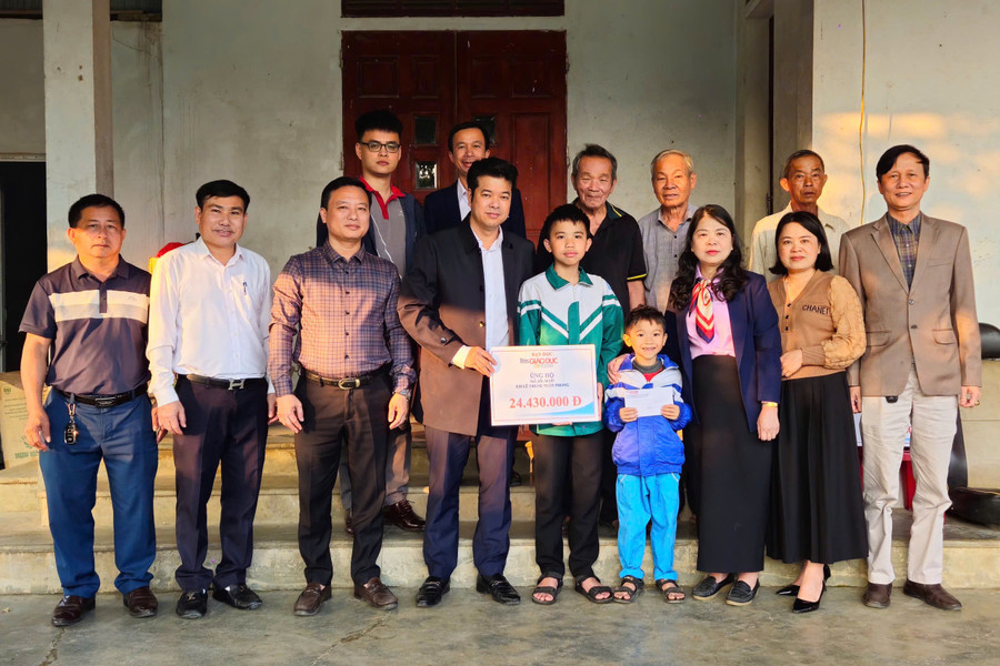 Đại diện Báo GD&TĐ cùng chính quyền địa phương trao quà bạn đọc đến với gia đình em Lê Trung Tuấn Phong.