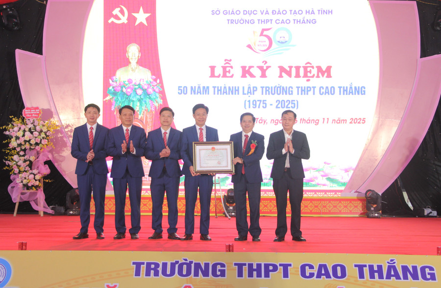 Trường THPT Cao Thắng đón nhận Bằng khen của Bộ trưởng Bộ GD&ĐT.