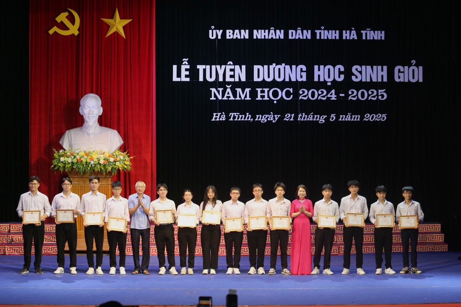 Các đại biểu tặng giấy khen, chúc mừng những học sinh đạt giải quốc gia. 6.jpg