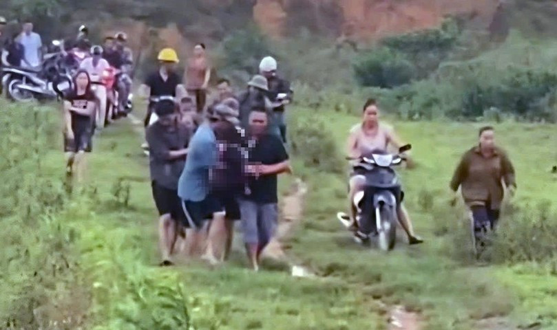 Người thân đưa bé gái bị sét đánh tử vong ở Hà Tĩnh về nhà mai táng. (Ảnh: CTV).