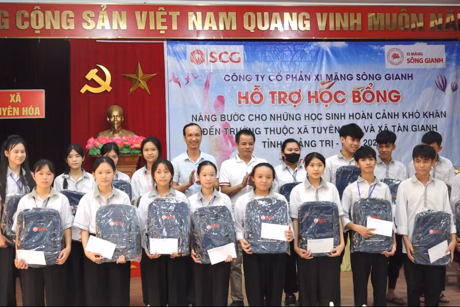 Công ty Xi măng Sông Gianh trao học bổng đến học sinh nghèo vượt khó.